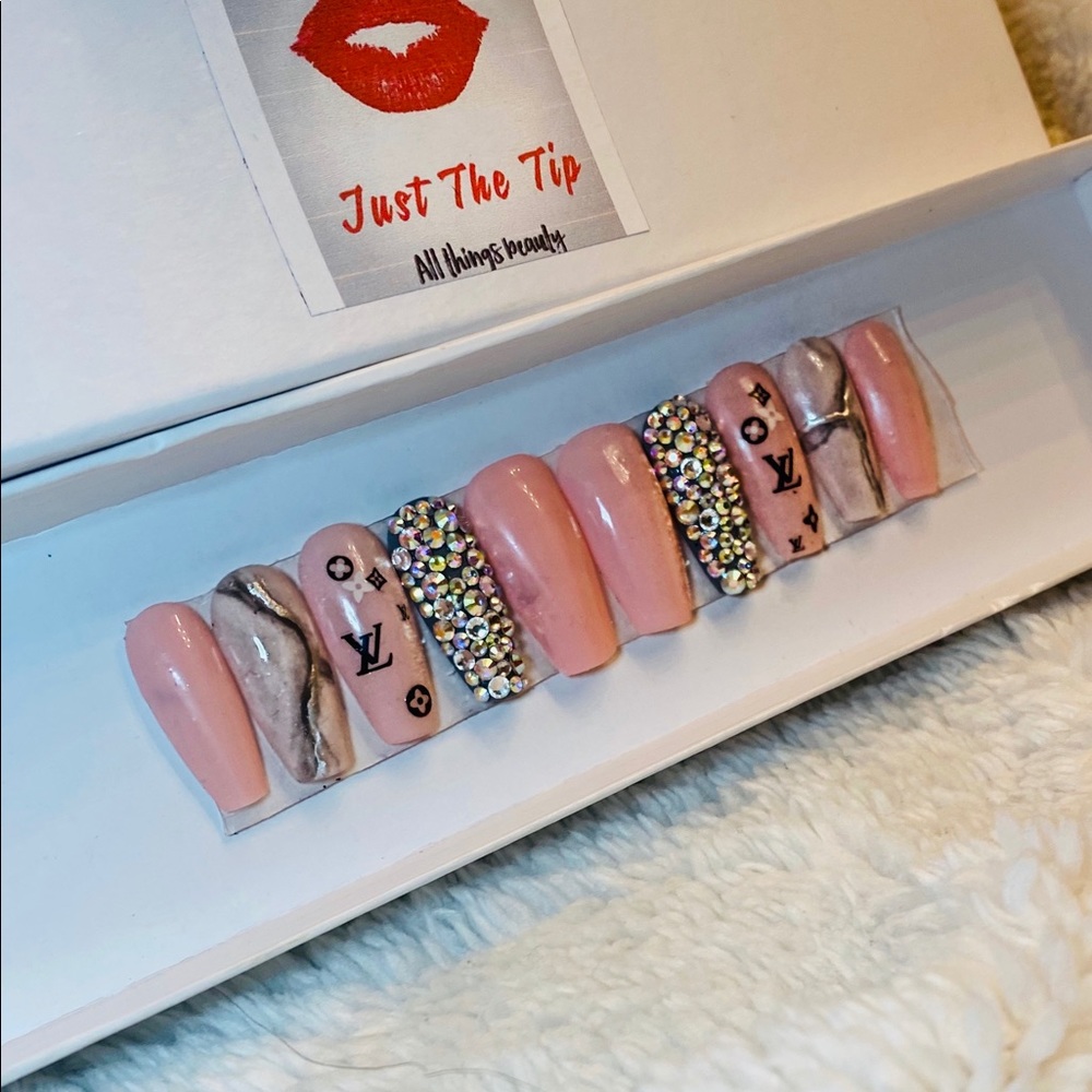 Press on nails
